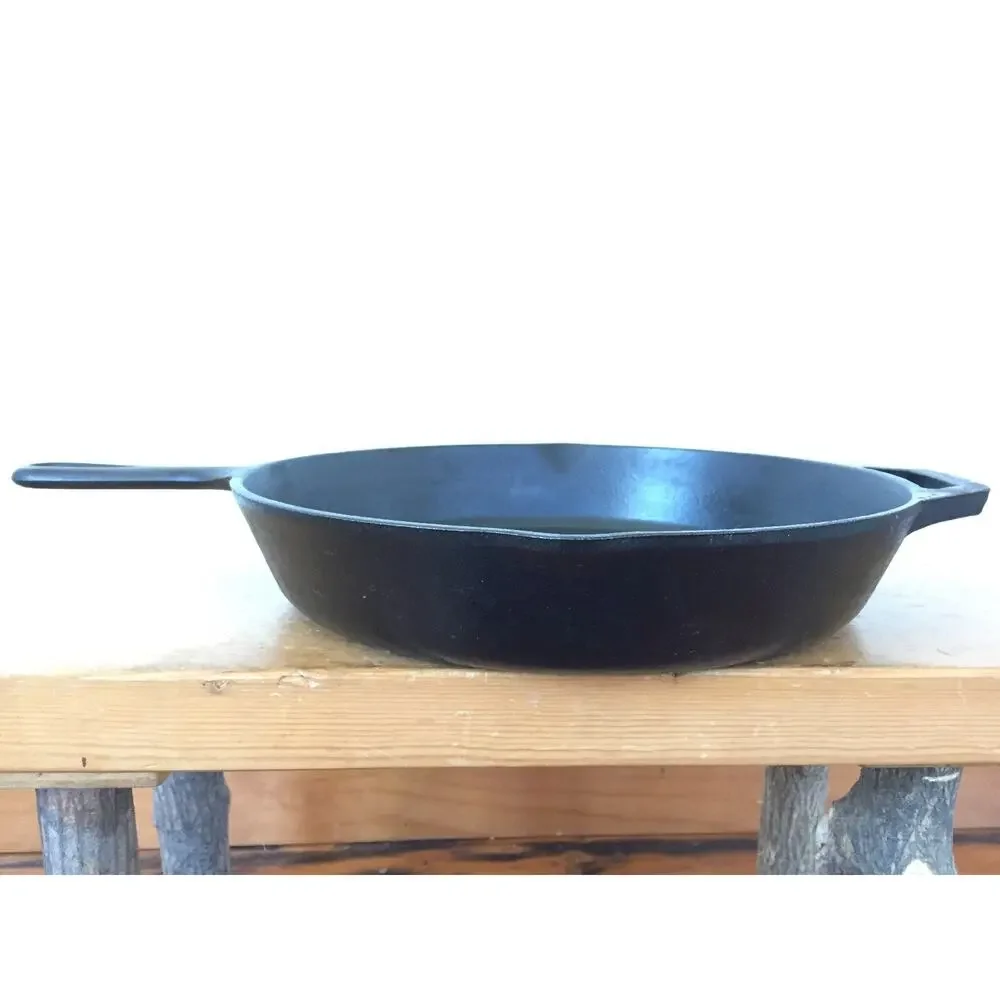 Vtg Lodge 10SK USA Cast Iron Round Corn Bread Skillet #10 Double Pour Spout 12